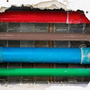 Instalação de tubulação de esgoto em condomínios