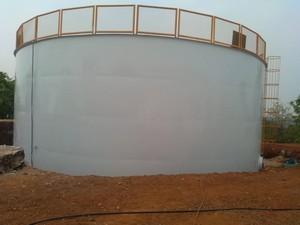 reservatório de água metálico